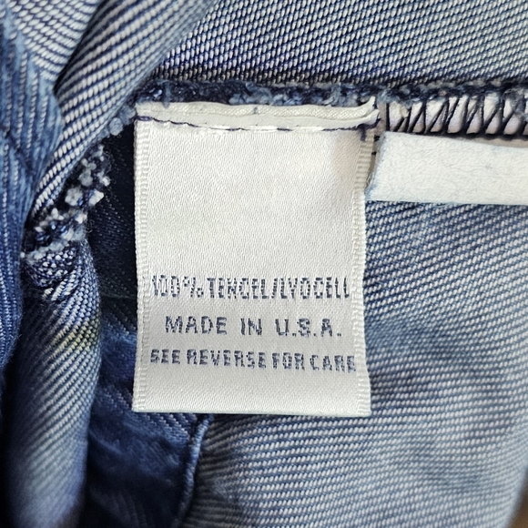 Soft denim Sleeveless button down Blouse - Picture 7 of 10